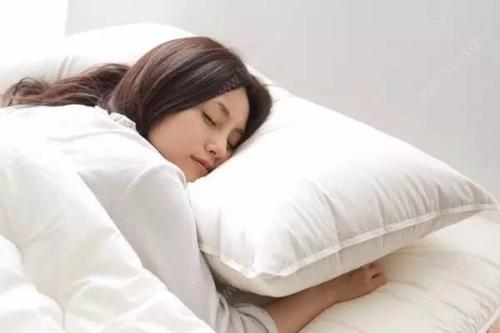 什么枕头好 松塔枕头提升睡眠质量 缓解疲劳